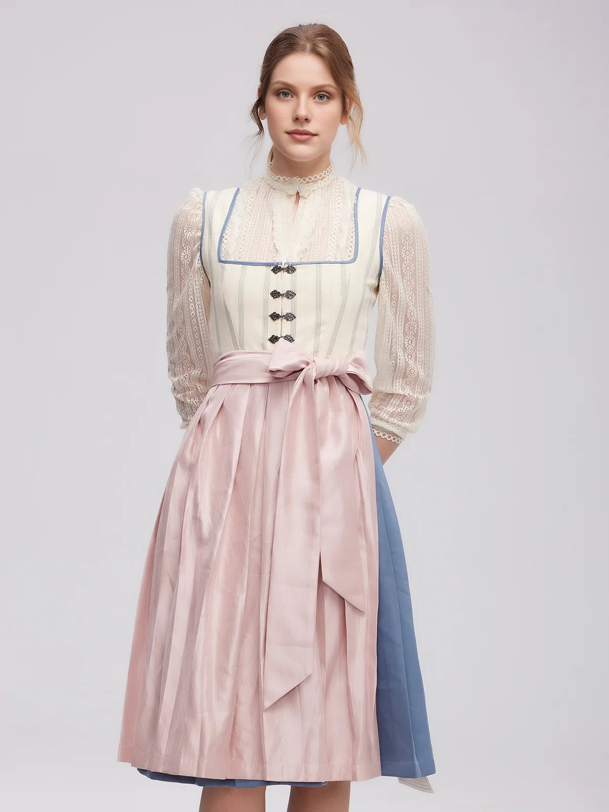 Beige dirndlin eleganssia korkealla pääntiellä